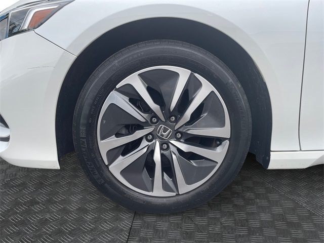 Vehicle image 9 of 16