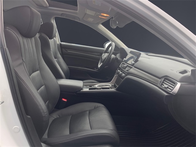 Vehicle image 10 of 16