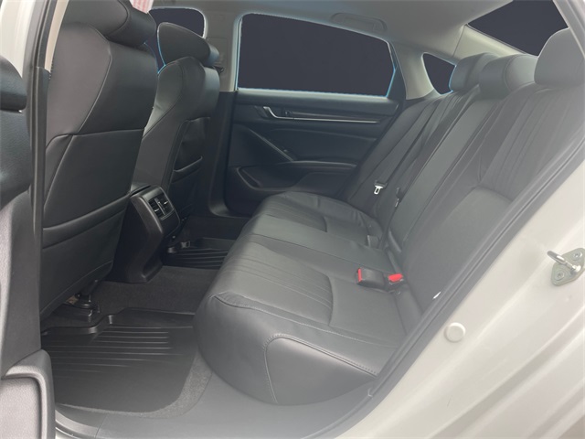 Vehicle image 11 of 16