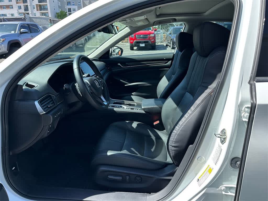 Vehicle image 20 of 22