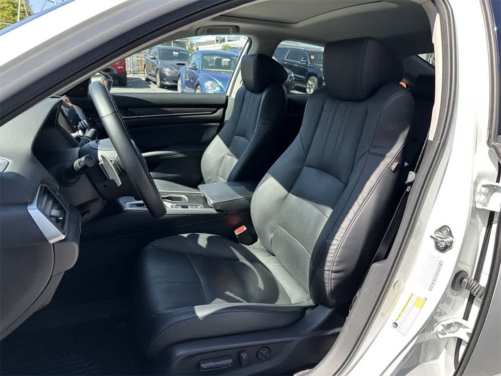 Vehicle image 11 of 22