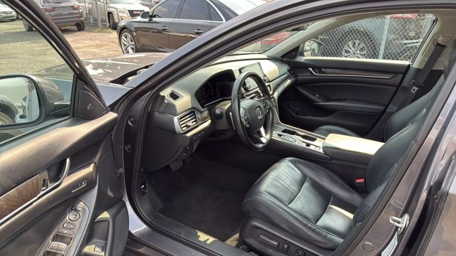 Vehicle image 23 of 32