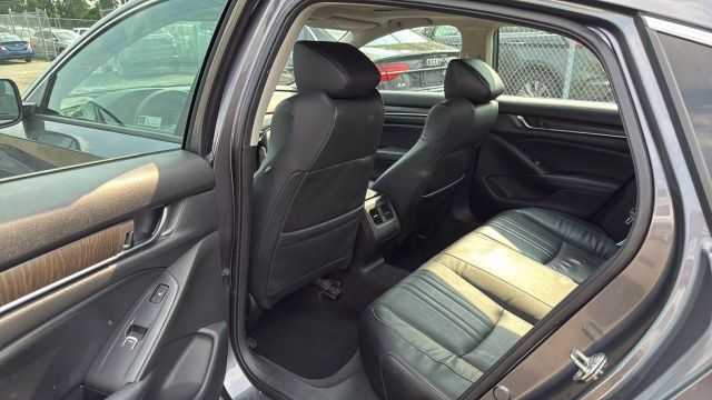 Vehicle image 27 of 32
