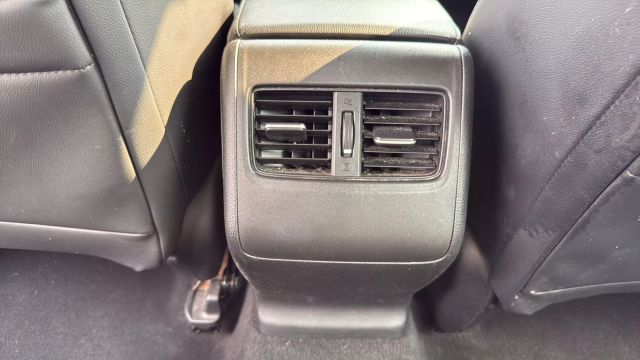 Vehicle image 28 of 32