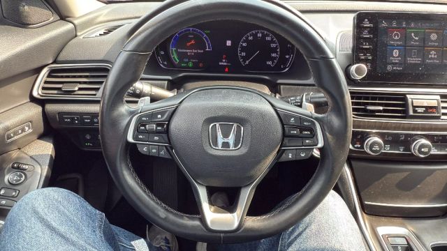 Vehicle image 10 of 32