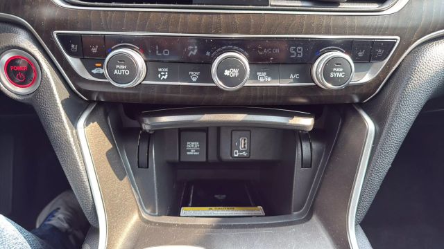 Vehicle image 19 of 32