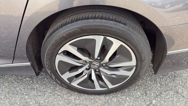 Vehicle image 9 of 32