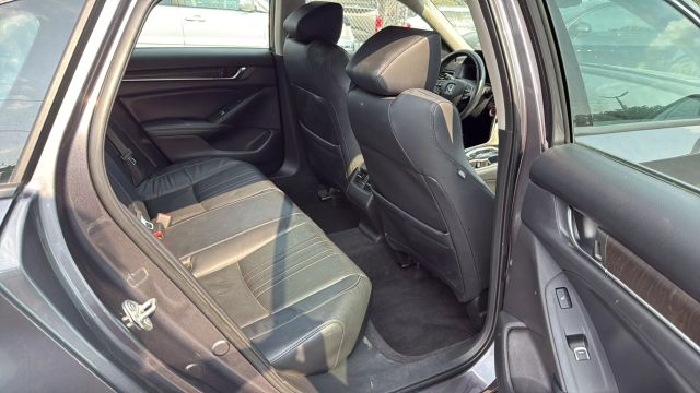 Vehicle image 26 of 32