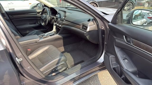 Vehicle image 25 of 32