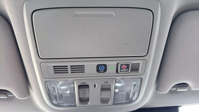 Vehicle image 21 of 32