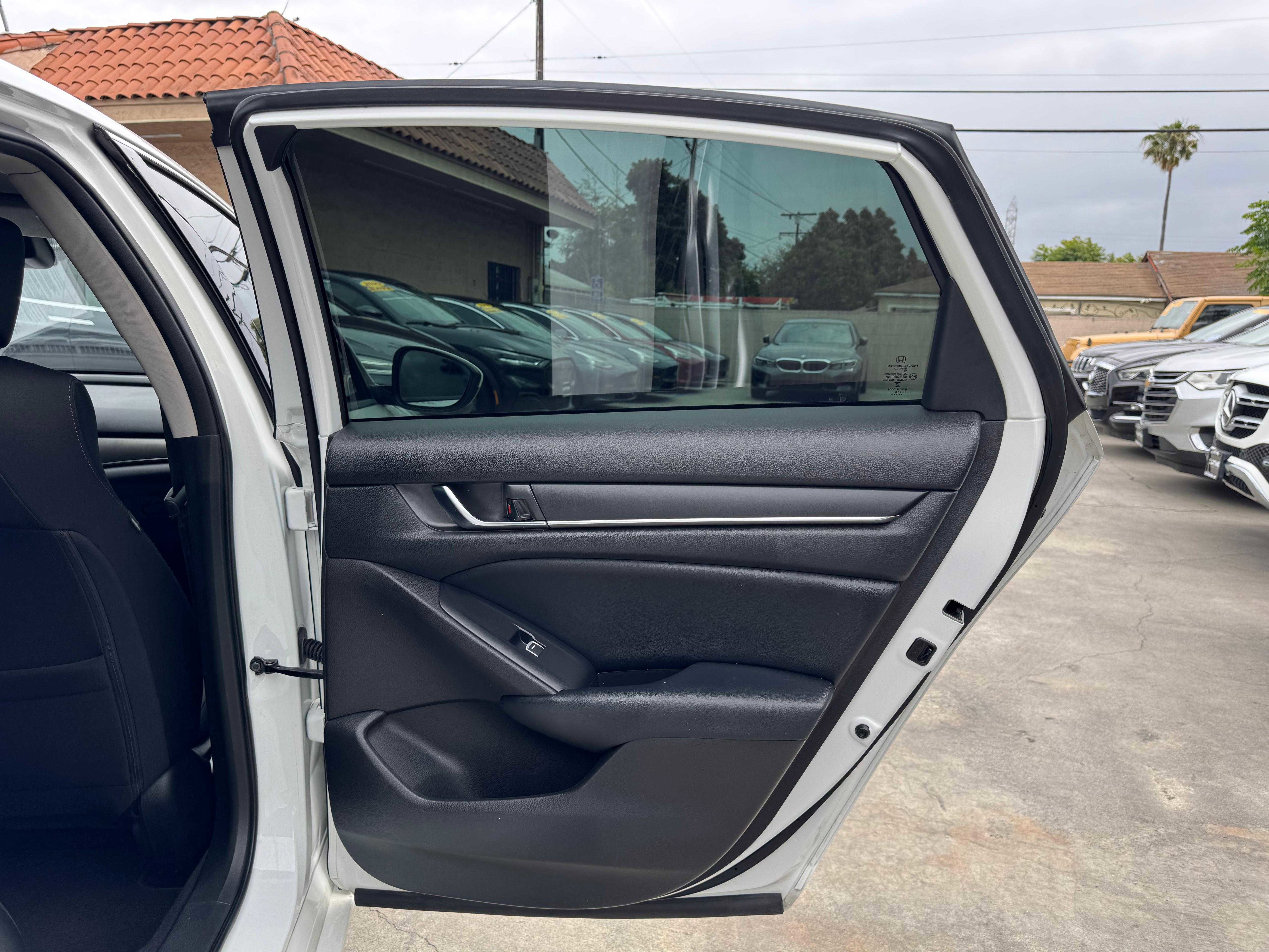Vehicle image 33 of 59