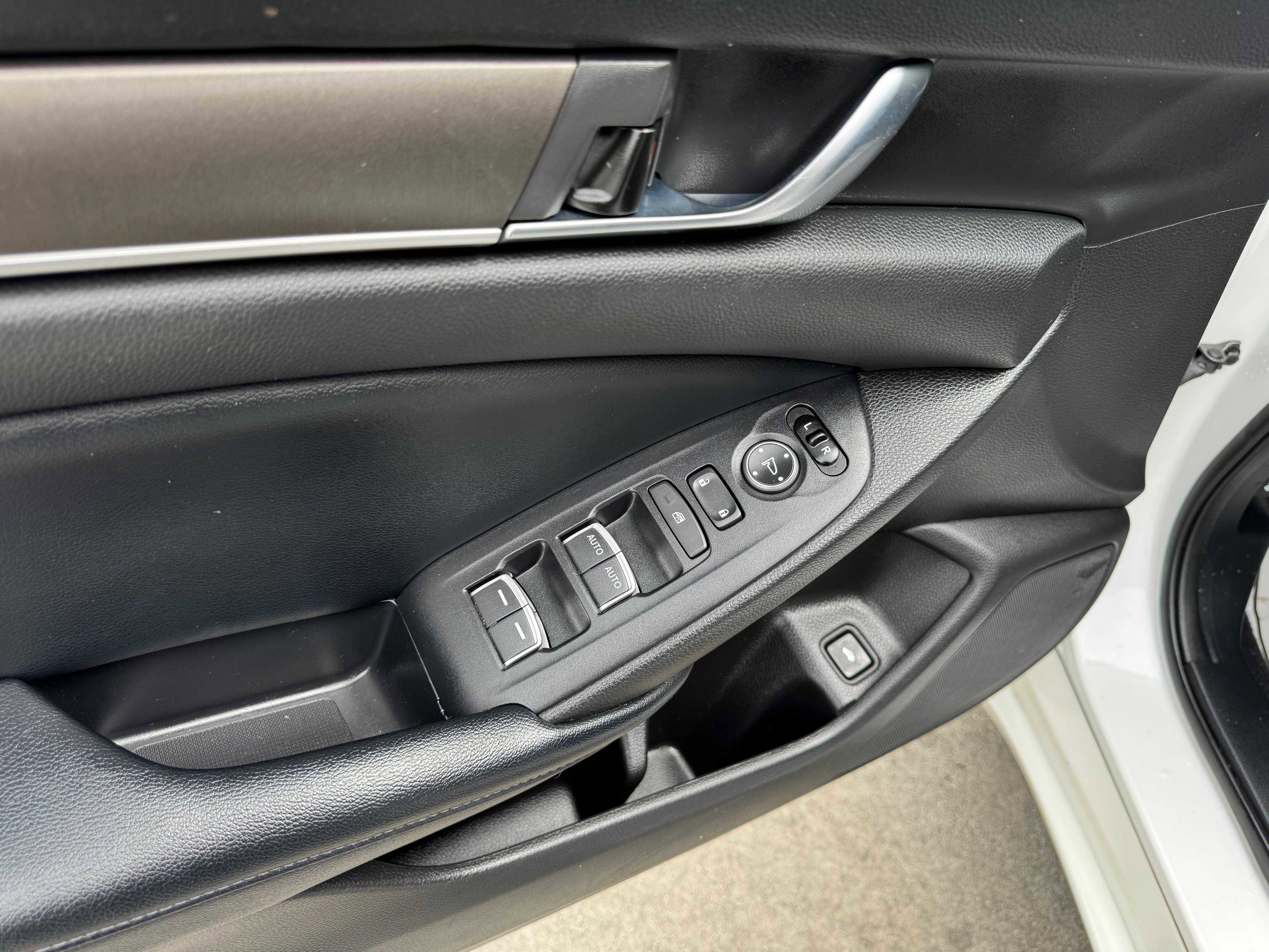 Vehicle image 21 of 59