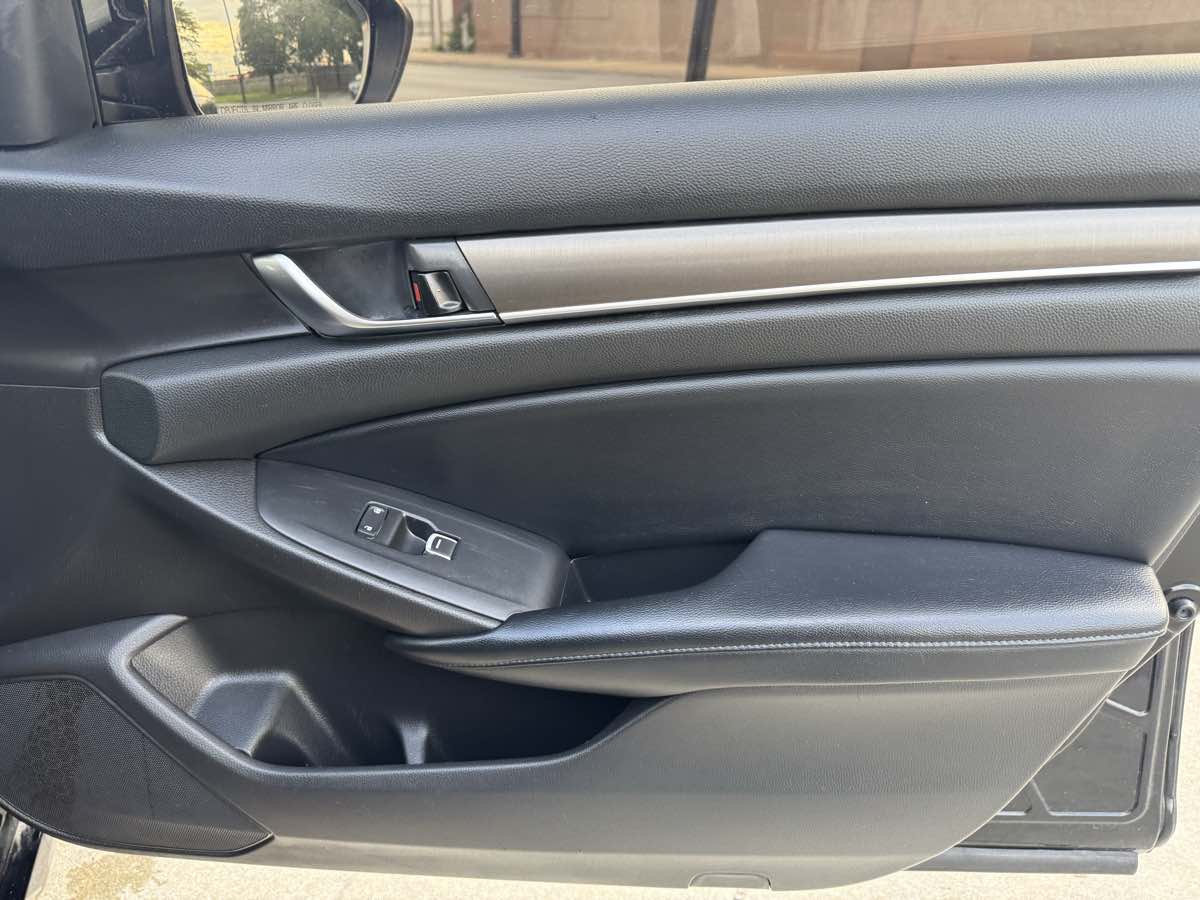 Vehicle image 20 of 36