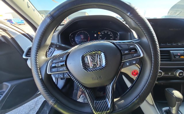 Vehicle image 6 of 8