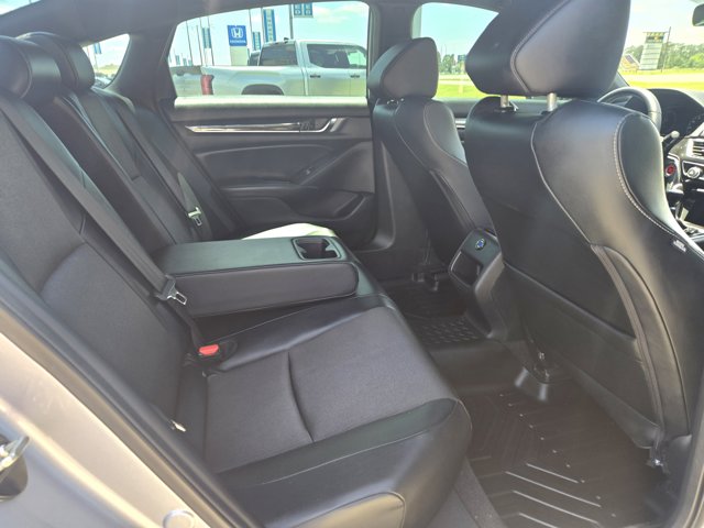Vehicle image 13 of 16
