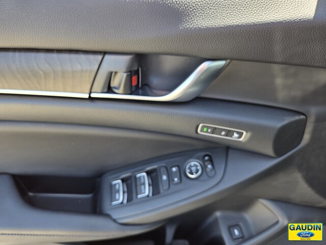 Vehicle image 23 of 25