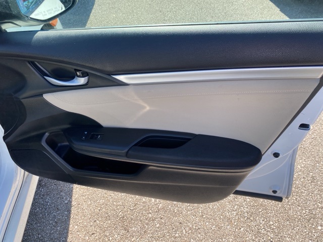 Vehicle image 28 of 32