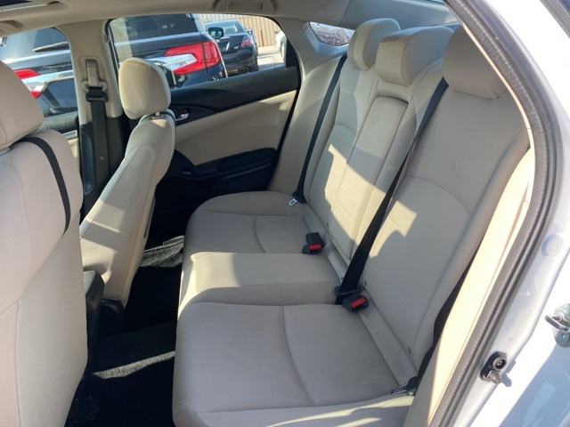 Vehicle image 18 of 32