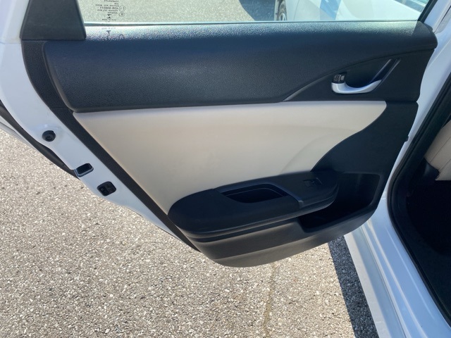 Vehicle image 19 of 32