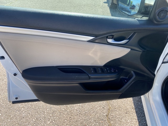 Vehicle image 15 of 32