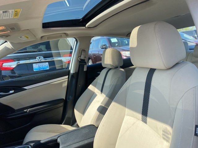 Vehicle image 11 of 32