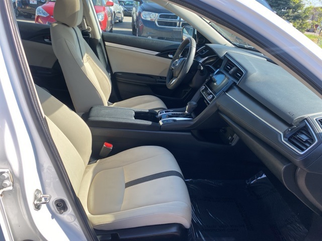 Vehicle image 26 of 32