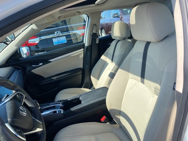 Vehicle image 10 of 32