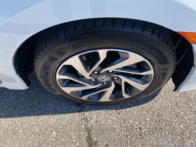 Vehicle image 29 of 32