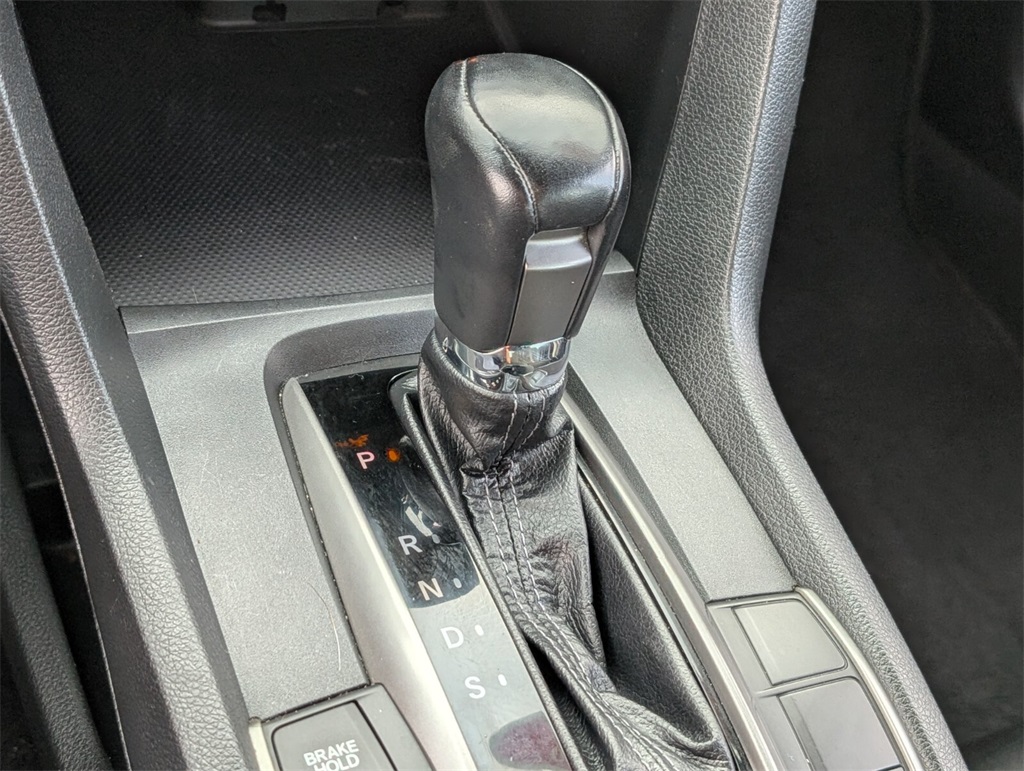 Vehicle image 21 of 25