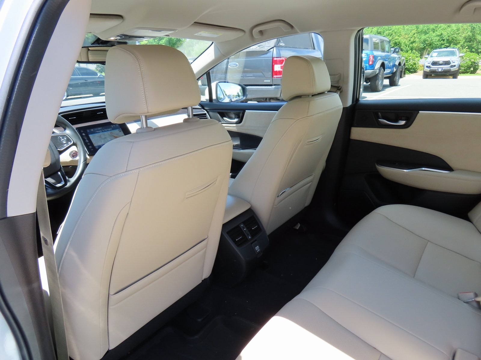 Vehicle image 33 of 41