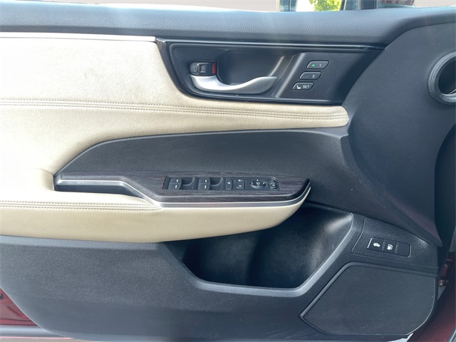 Vehicle image 33 of 36