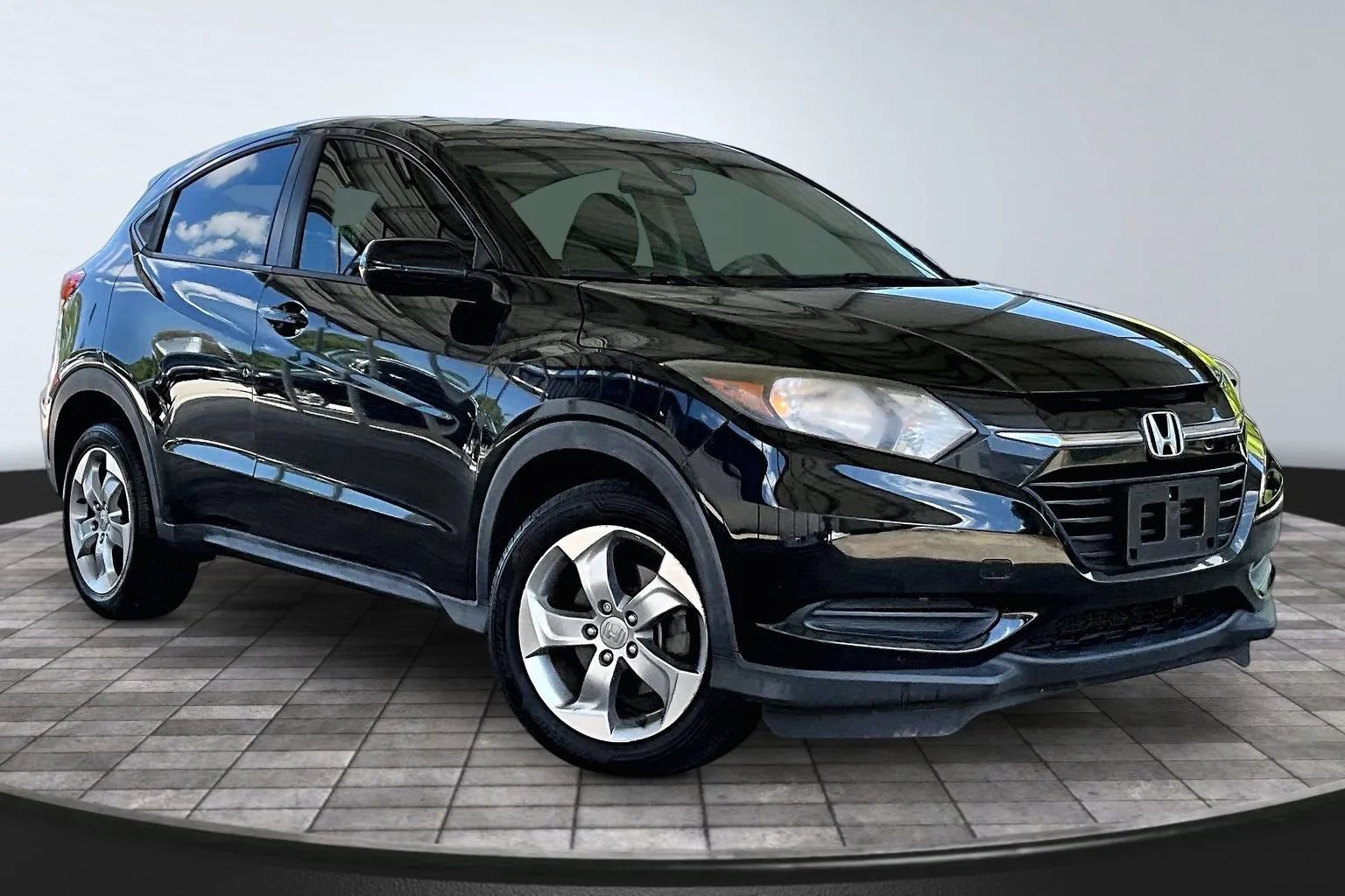 2018 Honda HR-V LX Image 3 of 31