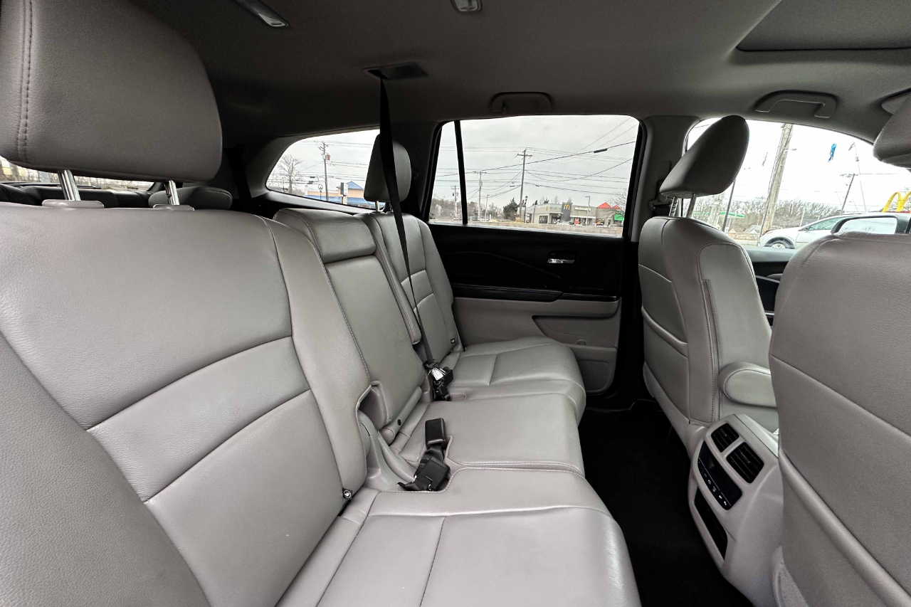 Vehicle image 23 of 26