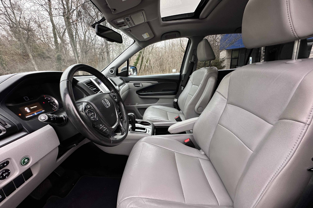 Vehicle image 15 of 26