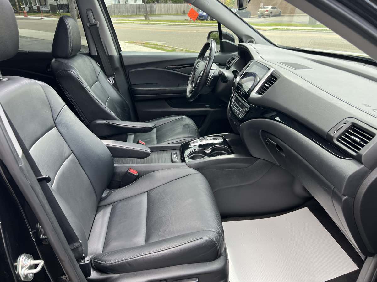 Vehicle image 21 of 30