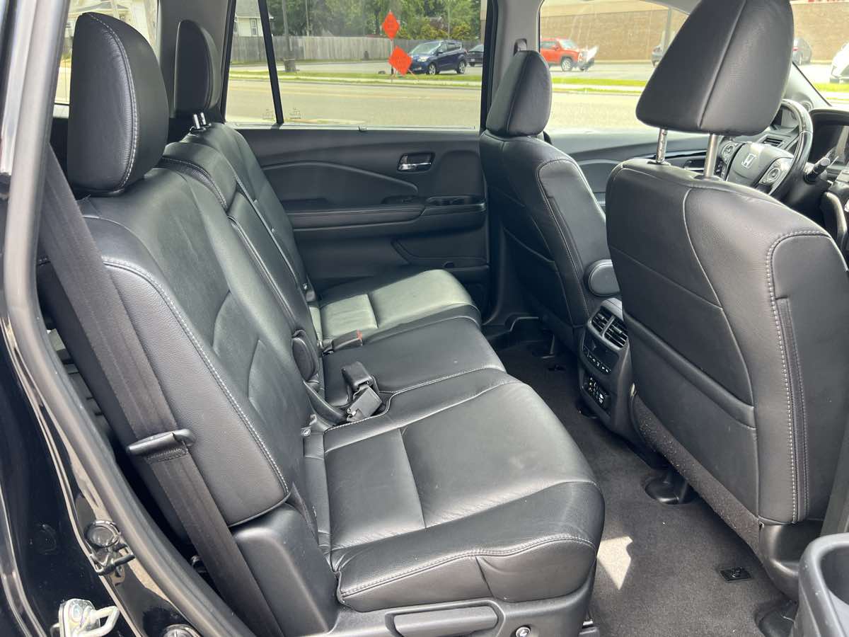 Vehicle image 17 of 30