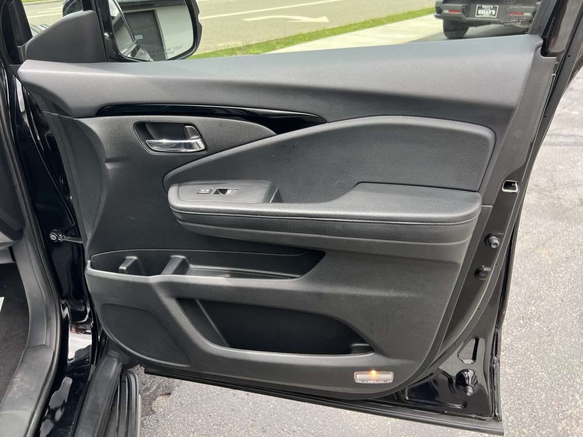 Vehicle image 23 of 30