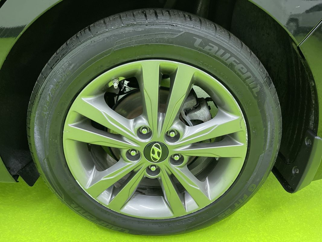 Vehicle image 14 of 17