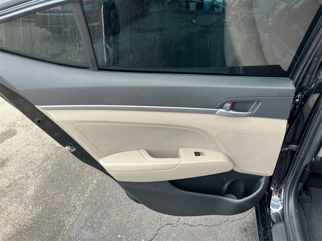 Vehicle image 27 of 34