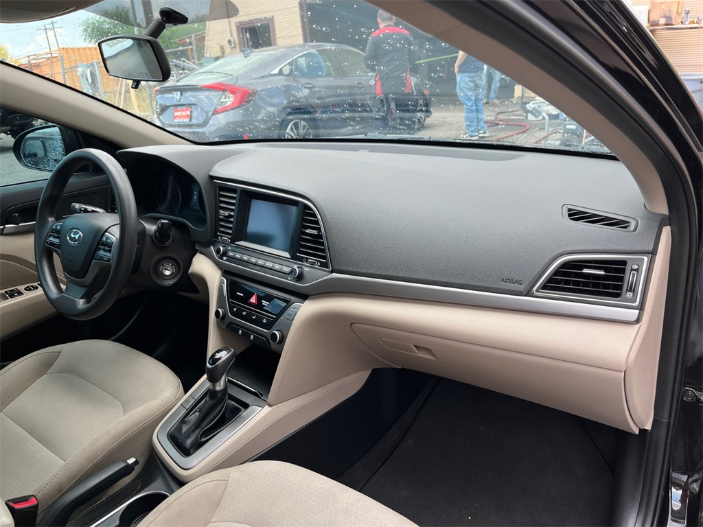 Vehicle image 19 of 34
