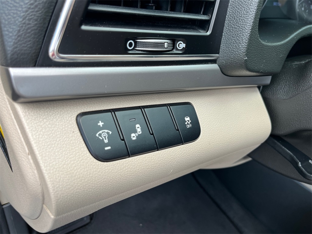 Vehicle image 33 of 34