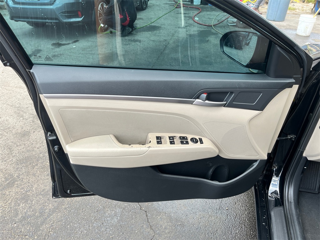 Vehicle image 31 of 34