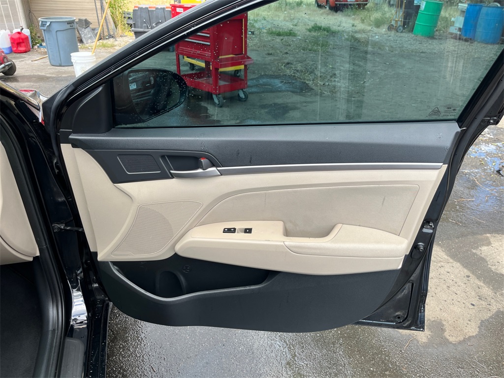 Vehicle image 32 of 34
