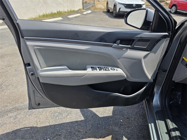 Vehicle image 31 of 38