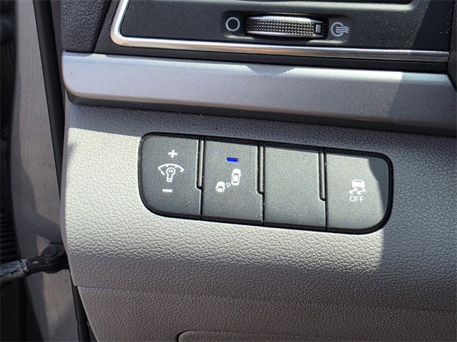 Vehicle image 33 of 38