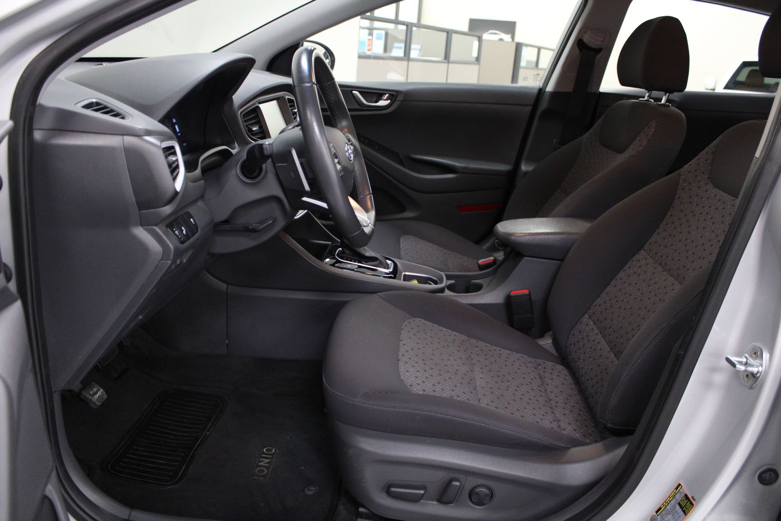 Vehicle image 21 of 35