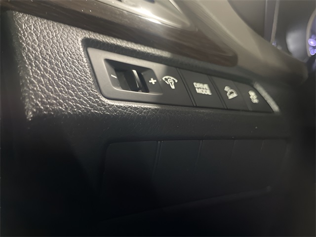 Vehicle image 22 of 25
