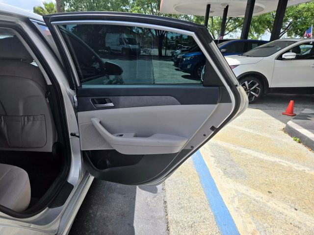 Vehicle image 14 of 25