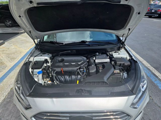 Vehicle image 18 of 25