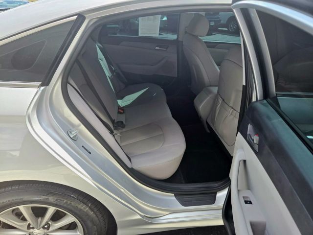 Vehicle image 15 of 25